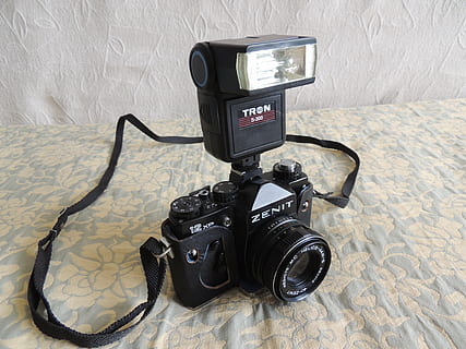 Kamera, analog, ehemalige, Zenit, Technologie, drinnen, Kommunikation, keine Leute, schwarze Farbe, Wandbau - Funktion, High Angle View, Bett, Stillleben, Bodenbelag, Verbindung, Kunst, Kultur und Unterhaltung, Fotografie-Themen, Muster, Tabelle, Abwesenheit, medizinische Ausrüstung, Kabel, Text, Digitalkamera, 4K, CC0, gemeinfrei, lizenzfrei