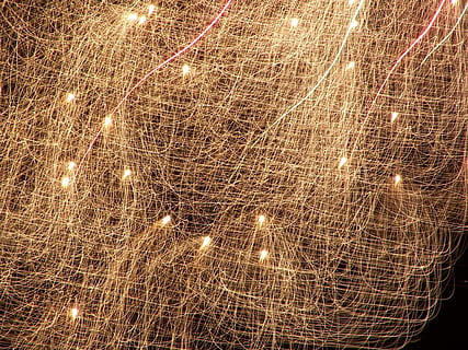 staalwolfotografie, vuurwerk, nacht, licht, donker, vreugdevuur, dankzegging, vieren, verlicht, verlichtingsapparatuur, geen mensen, gloeiend, volledig kader, patroon, viering, elektrisch licht, elektriciteit, decoratie, achtergronden, binnenshuis, verbinding, kerstlichten, licht - natuurverschijnsel, technologie, lage hoekweergave, ingewikkeldheid, plafond, verwarde, 2K, CC0, publiek domein, royaltyvrij