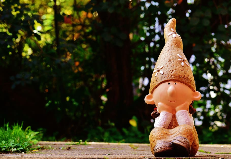marró, figureta de gnome, superfície, arbres, nan, imp, divertit, bonic, imp de primavera, dolç, són, jardí, gnome de jardí, figura, deco, representació, escultura, art i artesania, representació humana, estàtua, centrar-se en primer pla, cap gent, dia, naturalesa, arbre, creativitat, joguina, planta, material de fusta, a l'aire lliure, primer pla, llum solar, figureta, 4K