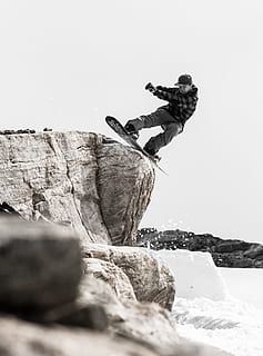 om, trucuri, zăpadă bord, om snowboarding, stâncă, alunecare, roci, în aer liber, obiect de rocă, bărbați, o persoana, natură, sporturi extreme, masculi, oameni, sportiv, doar un singur om, aventură, doar adulți, doar barbati, Activitatea de agrement, solid, zi, apă, oameni adevărați, lungime totală, mişcare, stiluri de viață, cer, mare, calificare, 2K, CC0, domeniu public, fără drepturi de autor