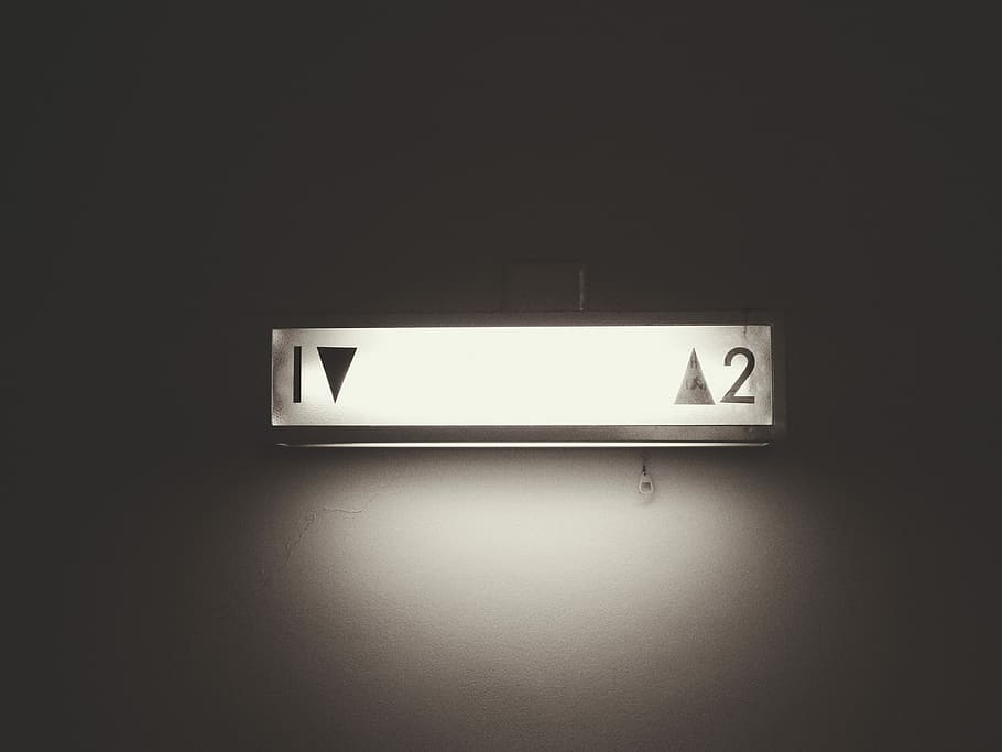 gris, emmarcat, 1, 2 senyalització d'ascensor, sense títol, ascensor, fletxa, 2, cap gent, comunicació, a l'interior, funció de construcció de parets, còpia espai, equips d’il·luminació, il·luminat, nombre, vista d’angle baix, metall, fosc, arquitectura, carta, primer pla, estructura construïda, signe, orientació, electricitat, entrada, 5K