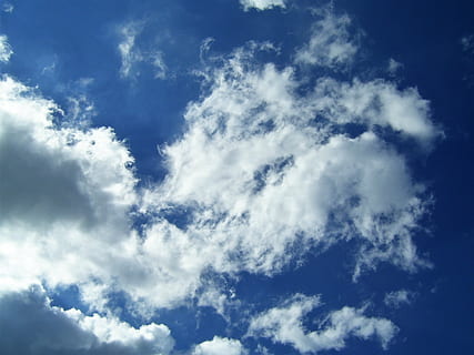 hemel, wolken, blauw, licht, weer, tijd, dom, cloudscape, achtergronden, wolk - lucht, natuur, dramatische hemel, wind, Vakantiebestemmingen, milieu, atmosfeer, schoonheid in de natuur, humeurige lucht, scenics - natuur, bewolking, geen mensen, witte kleur, buitenshuis, zomer, klimaat, piekerig, helder, meteorologie, 2K, CC0, publiek domein, royaltyvrij