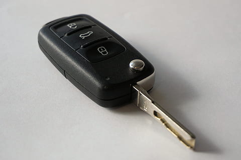 selektivní, zaměření fotografie, Černá, fob vozidla, klíče od auta, auto, klíč, Start, vozidlo, řídit, otevřeno, pkw, automobilového průmyslu, vw, pólo, volkswagen, Černá barva, technologie, spojení, jeden objekt, sdělení, studio shot, uvnitř, bezdrátové technologie, bílé pozadí, nikdo, řízení, detail, šedá, přenosnost, vystříhnout, vysoký úhel pohledu, dálkové ovládání, kopie prostor, šedé pozadí, osobní příslušenství, stiskněte tlačítko, klávesnice, kůže, 4K, CC0, veřejná doména, bez autorských práv