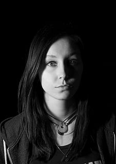 czarny, Twarz, światła, portret, strzał w głowę, patrząc na aparat, przedni widok, młody dorosły, jedna osoba, czarne tło, wewnątrz, studio strzał, młode kobiety, styl życia, zbliżenie, kobiety, włosy, prawdziwi ludzie, poważny, śliczna kobieta, piękno, fryzura, przebity, ludzka twarz, kontemplacja, nastolatek, 2K, CC0, domena publiczna, darmowe zdjęcia