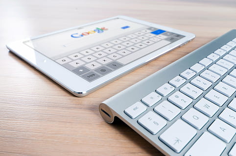blanc, ipad, montrant, Google, pro, près, la magie, clavier, marron, en bois, table, tablette, La technologie, Bureau, affaires, objets, la finance, personne, clavier d'ordinateur, calculatrice, à l'intérieur, fermer, monnaie papier, devise, journée, Technologie sans fil, la communication, équipement informatique, ordinateur, portable, lien, meubles, dispositif d'information portable, couleur argentée, bouton poussoir, clé d'ordinateur, 4K, CC0, domaine public, libre de droits
