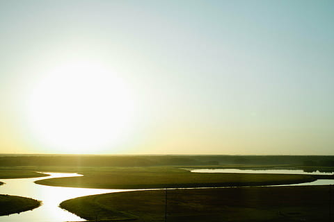 aérien, vue, Lac, vert, des champs, bleu, ciel, marais, paysage, lever du soleil, rivière, eau, herbe, le coucher du soleil, lumière du soleil, réflexion, scène tranquille, paysages, ciel clair, tranquillité, en plein air, personne, la nature, horizon, paysages - nature, rayon de soleil, reflet, environnement, beauté dans la nature, Soleil, horizon au-dessus de la terre, espace de copie, brillant, 2K, CC0, domaine public, libre de droits