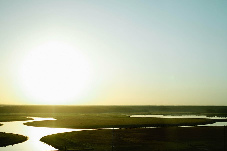 aèria, vista, llac, verd, camps, blau, cel, pantà, paisatge, sortida del sol, riu, aigua, herba, posta de sol, llum solar, reflexió, escena tranquil·la, escenics, cel clar, tranquil·litat, a l'aire lliure, cap gent, naturalesa, horitzó, escenics - natura, raig de sol, flare de la lent, medi ambient, bellesa a la natura, sol, horitzó sobre la terra, còpia espai, brillant, 2K