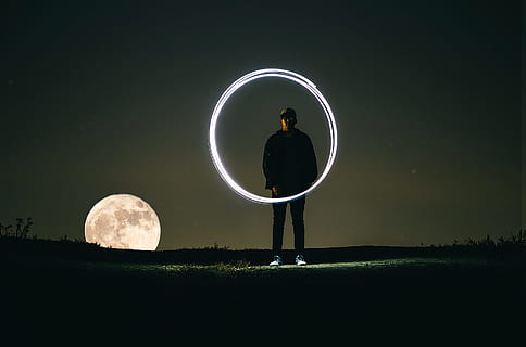 home, de peu, turó, ple, lluna, fotografia, silueta, llum, rodó, fosc, cercle, nit, cel, gent, naturalesa, a l'aire lliure, estrella - espai, una persona, il·luminat, un sol home, misteri, lluna plena, adult, homes, forma geomètrica, forma, longitud completa, mascles, mig adult, exposició llarga, brillant, astronomia, llum de la lluna, contemplació, 2K, CC0, domini públic, lliure de regalies