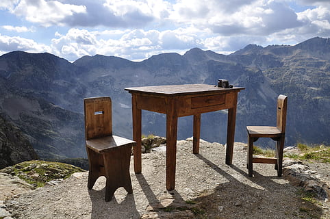bord, fjell, utflukt, stoler, fjellkjede, natur, naturskjønnhet - natur, himmel, tre - materiale, skjønnhet i naturen, sky - himmel, dag, ro, ikke-urbane scene, sollys, rolig scene, ingen folk, reisemål, miljø, utendørs, landskap, vann, idylliske, fjelltopp, 4K, CC0, offentlig domene, opphavsrett gratis