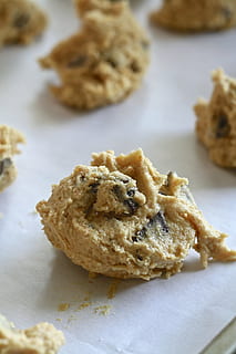 Cibo cucinato, pasta biscotto, crudo, biscotto, Impasto, cottura al forno, cucina, trattare, cucinando, dolce, stracciatella, casa, preparazione, fatti in casa, infornare, cibo, cibo e bevande, cibo dolce, freschezza, indulgenza, natura morta, in casa, pronto a mangiare, avvicinamento, nessuno, al forno, concentrarsi sulle conoscenze acquisite, tentazione, mangiare malsano, spuntino, vista dall'alto, piatto, cibo francese, cibo di comodità, 4K, CC0, dominio pubblico, privo di copyright