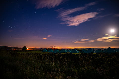 blauw, tenten, wit, wolken, gouden, uur, blauwgroene tenten, maan, hemel, scenics - natuur, schoonheid in de natuur, ster - ruimte, kalmte, nacht, rustige scène, veld-, wolk - lucht, natuur, landschap, land-, milieu, astronomie, geen mensen, fabriek, idyllisch, ruimte, groei, landbouw, buitenshuis, 8K, CC0, publiek domein, royaltyvrij