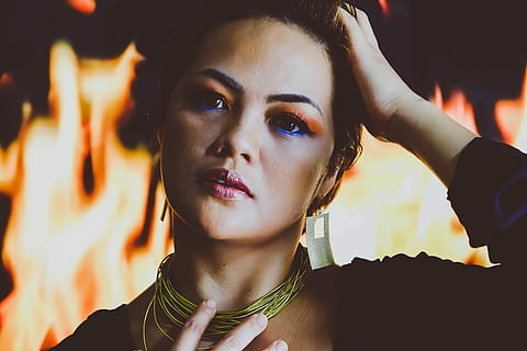 Feuer Element, Frau, tragen, schwarz, oben, goldenes Halsband, bilden, Porträt, Gesicht, Modell-, Schmuck, Pose, hinterleuchtet, Feuer beleuchtet, Studiofotografie, Digitale Fotografie, Konzept, Benutzerbild, Fotografie, Element, Feuer, Kopfschuss, junger Erwachsener, eine Person, Schönheit, junge Frau, Erwachsene, schöne Frau, Nahansicht, Vorderansicht, drinnen, Kamera betrachten, Fokus auf den Vordergrund, suchen, echte Menschen, Betrachtung, Frisur, 4K, CC0, gemeinfrei, lizenzfrei