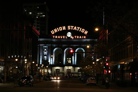 union station rejse, togskiltning, togbygning, by, belyst, nat, arkitektur, bygget struktur, bygning udvendig, transportmidler, motor køretøj, bil, gade, transportform, vej, meddelelse, tekst, skilt, land køretøj, bue, vestlige script, tilfældige mennesker, rejse, lys, 5K, CC0, offentligt domæne, royaltyfrie