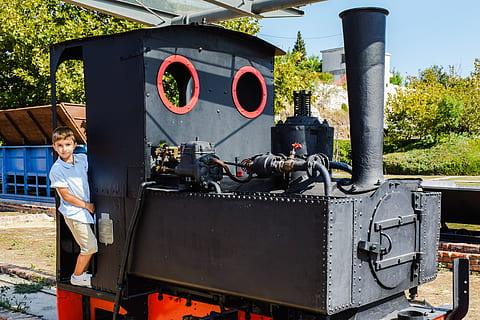 motor a vapor, criança, Garoto, jogando, Educação, antiga fábrica, industrial, museu, Museu Tsalapatas, Grécia, volos, uma pessoa, dia, pessoas reais, homens, de pé, ocupação, adulto, roupa casual, modo de transporte, natureza, transporte, indústria, árvore, trabalhando, adulto maduro, cintura para cima, plantar, retrato, máquinas, 4K, CC0, domínio público, royalty free