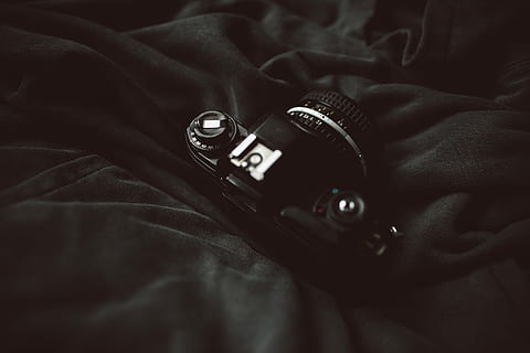 cámara réflex digital, parte superior, negro, manta, de cerca, fotografía, textil, cámara, cámara réflex, tapa de la lente, lente de la cámara, parte superior de la cama, adentro, una persona, parte del cuerpo humano, reloj, reloj de pulsera, vista de alto ángulo, parte del cuerpo, hora, ropa casual, cama, de color negro, ropa, tecnología, centrarse en primer plano, enfoque selectivo, pantalones, lujo, 5K, CC0, dominio público, libre de derechos