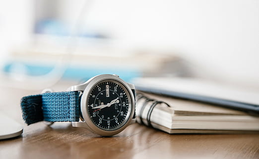 analog, zegarek, wskazywanie, 11:29, ścieśniać, czas, zegar, zegarek na rękę, żadnych ludzi, zbliżenie, wewnątrz, technologia, dzień, selektywne skupienie, precyzja, skupić się na pierwszym planie, stół, opieka zdrowotna i medycyna, martwa natura, badanie, kopia przestrzeń, dwa obiekty, numer, biurko, środki medyczne, stoper, 5K, CC0, domena publiczna, darmowe zdjęcia