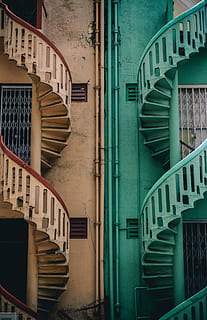foto, Marrone, scale rotonde alzavola, alzavola, volteggiare, le scale, scala, passaggi, architettura, ringhiera, spirale, scala a chiocciola, struttura costruita, nessuno, esterno dell'edificio, gradini e scale, costruzione, quartiere residenziale, giorno, finestra, colore verde, all'aperto, città, protezione, sicurezza, connessione, appartamento, color turchese, 5K, CC0, dominio pubblico, privo di copyright