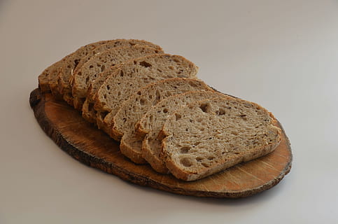 un pan, rebanada, panadería, desayuno, comer, poder, rebanadas de pan, cuchillo, crujiente, comida y bebida, foto de estudio, rebanada de pan, comida, nadie, alimentación saludable, frescura, bienestar, adentro, horneado, de cerca, marrón, Fondo blanco, solo objeto, separar, grano integral, listo para comer, naturaleza muerta, pan moreno, bocadillo, 4K, CC0, dominio público, libre de derechos
