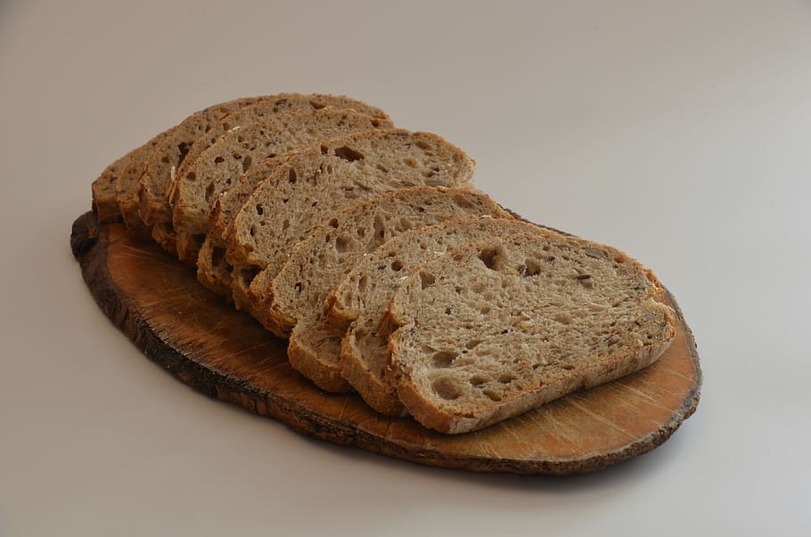 pa, tall, fleca, esmorzar, menjar, poder, rodanxes de pa, ganivet, cruixent, menjar i beguda, tir de l'estudi, llesca de pa, cap gent, alimentació saludable, frescor, benestar, a l'interior, al forn, primer pla, marró, fons blanc, sol objecte, tallar, integral, llest per menjar, natura morta, pa marró, berenar, 4K
