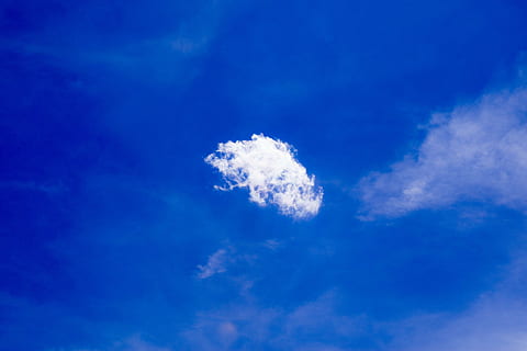 núvol, cel, blau, núvols foscos, formen núvols, cel cobert, vol, núvol - cel, naturalesa, cap gent, cloudscape, atmosfera, fons, Color blanc, bellesa a la natura, a l'aire lliure, escenics - natura, medi ambient, a l'aire, vista d’angle baix, tranquil·litat, dia, escena tranquil·la, Wispy, meteorologia, 5K, CC0, domini públic, lliure de regalies