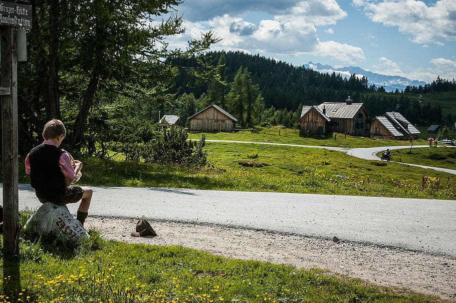 noi, nen, seure, descans, alm, Jack, prat alpí, paisatge, Austràlia, humor, tauplitz, atmosfera, una persona, casa, estructura construïda, exterior de l'edifici, escena rural, a l'aire lliure, planta, persones reals, arquitectura, arbre, naturalesa, herba, dia, estils de vida, assegut, activitat d'oci, longitud completa, camp, color verd, terra, adult, roba casual, 2K