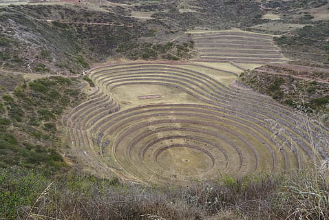 groen, heuvels, dag, architectuur, bouwkunde, inca, Peru, stadion, geschiedenis, hoge hoekmening, oude, het verleden, oude beschaving, geen mensen, oude ruïne, natuur, ingebouwde structuur, fabriek, reisbestemmingen, reizen, toerisme, oudheidkunde, berg-, terrasvormig veld, cirkel, buitenshuis, geruïneerd, oude geschiedenis, 5K, CC0, publiek domein, royaltyvrij