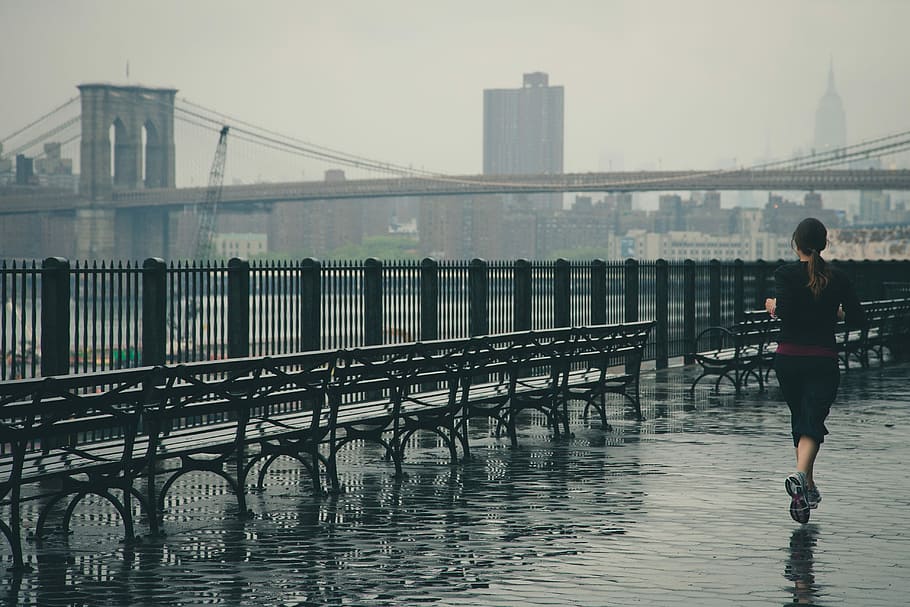 kvinde, løb, legeme, vand, brooklyn bridge, baggrund, sort, skjorte, bænk, løbe, løber, jogger, bro, brooklyn, new york, nyc, Manhattan, ny, flod, regn, overskyet, sport, fitness, bygget struktur, arkitektur, forbindelse, bro - menneskeskabt struktur, en person, by, livsstil, rigtige mennesker, bygning udvendig, rækværk, himmel, transportmidler, fuld længde, Kvinder, stående, bagfra, udendørs, 4K