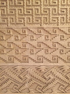 raison, les patrons, le soulagement, texture, musée, géométrique, conception, modèle, Contexte, formes, géométrie, design textile, formes géométriques, arrière-plans, plein cadre, personne, texturé, art et Artisanat, fermer, artisanat, la créativité, à l'intérieur, répétition, architecture, marron, tissé, bois - matériau, osier, textile, nature morte, entrecroisement, effet texturé, orné, 2K, CC0, domaine public, libre de droits