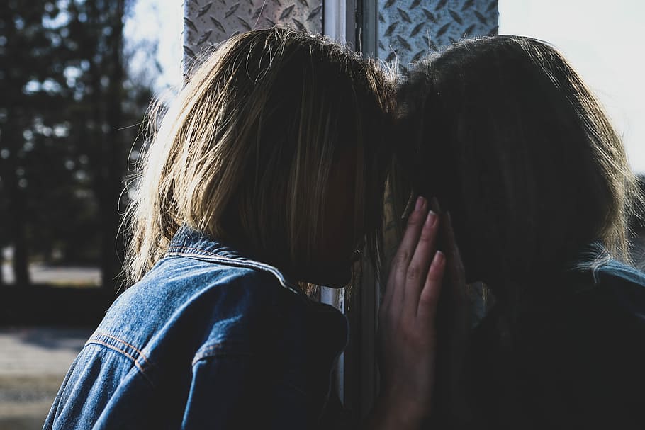 kvinde, stående, foran, spejl, blå, denimjakke, kigger, glas vindue, person, jakke, hånd, hoved, hovedskud, rigtige mennesker, livsstil, hår, Kvinder, frisure, fritidsaktivitet, portræt, langt hår, voksen, bagfra, blond hår, kærlighed, dag, hunner, menneskeligt ansigt, 5K