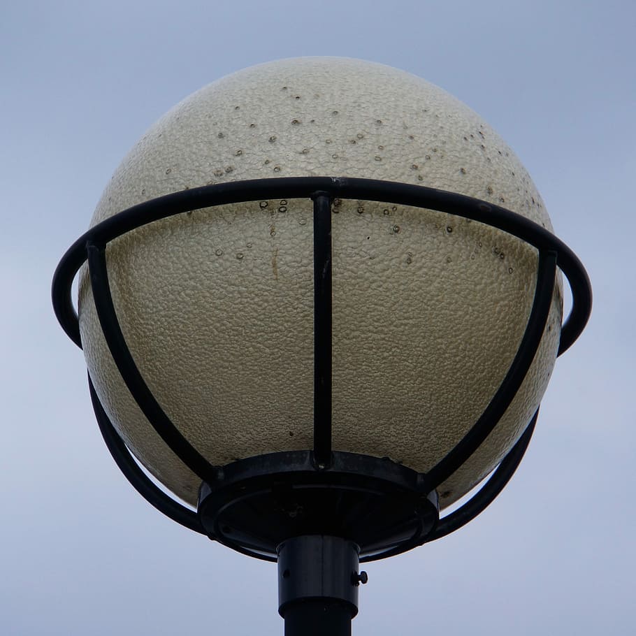 Strassenlicht, Lampe, runden, Licht, Technologie, Nahansicht, keine Leute, Flachwinkelansicht, Himmel, draußen, klarer Himmel, Natur, Lichtanlage, Tag, Straße, Verbindung, Kommunikation, Sonnenlicht, Blau, gestalten, Design, Metall, die Architektur, elektrische Lampe, globale Kommunikation, 4K
