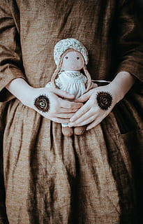orang, memegang, boneka voodoo, orang yang memegang boneka, masa kecil, dalam ruangan, anak, bagian tengah tubuh, tampak depan, perwakilan, orang-orang, orang sungguhan, bayi, muda, pakaian, perempuan, representasi manusia, tampilan sudut tinggi, keluarga, masa bayi, tidak bersalah, 4K, CC0, domain publik, bebas royalti