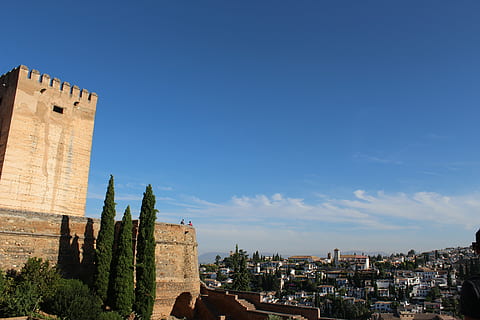 alhambra, widok, krajobraz, architektura, na zewnątrz budynku, zbudowana struktura, niebo, budynek, Natura, historia, przeszłość, Miasto, dzień, fort, niebieski, cele podróży, dzielnica mieszkaniowa, żadnych ludzi, roślina, chmura - niebo, światło słoneczne, mur obronny, pejzaż miejski, na dworze, 5K, CC0, domena publiczna, darmowe zdjęcia