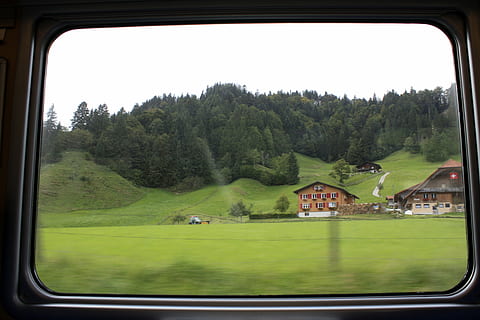 tren, fereastră, BLS, alpin, munţi, Acasă, Elveţia, copac, plantă, transport, mijloc de transport, zi, cer, natură, arhitectură, Culoarea verde, vehiculul terestru, construită, nici o persoana, teren, călătorie, peisaj, iarbă, sticlă - material, scenice - natura, reflecţie, în aer liber, 4K, CC0, domeniu public, fără drepturi de autor