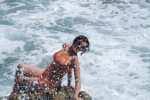 Welle, Meer, Blase, Strand, Ozean, Wasser, Blau, Abschaum, Sommer-, Frau, draußen, Menschen, plantschen, Spaß, Urlaube, junger Erwachsener, Lebensstile, Badebekleidung, Bewegung, Natur, eine Person, Freizeitbeschäftigung, Tag, Dreiviertel Länge, Erwachsene, Vergnügen, nass, Kind, Teenager, 2K, CC0, gemeinfrei, lizenzfrei