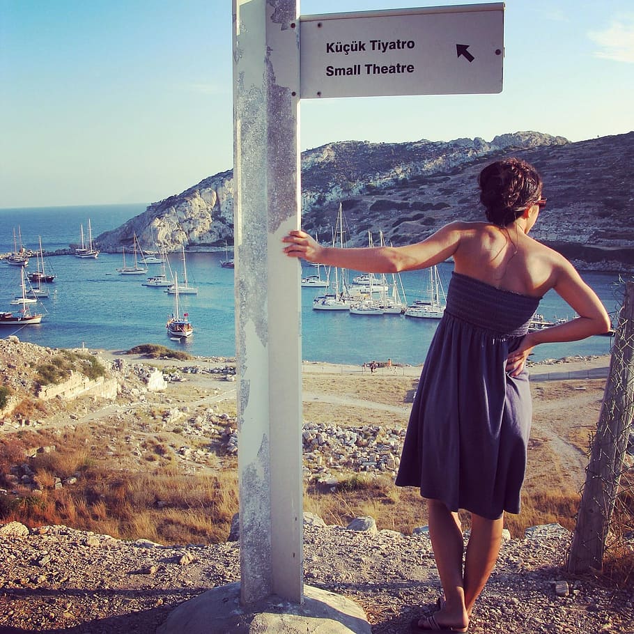 datca, gall dindi, mediterrani, knidos, ruïnes, arqueològic, arqueologia, mar, vacances, viatjar, port, naturalesa, mugla, turisme, eegean, marmaris, antic, vaixell, festa, només dones, una sola dona, només adults, una persona, de peu, adult, aigua, persones reals, estils de vida, terra, longitud completa, platja, adult jove, dia, activitat d'oci, moda, dones joves, dones, bellesa a la natura, text, pentinat, a l'aire lliure, cabell, 1080P