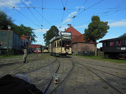 tecnologia, tramvia, històricament, museu, schoenberg, aniversari, pista, vies del ferrocarril, transport per ferrocarril, transport, persones reals, cel, manera de transport, transport públic, arquitectura, exterior de l'edifici, una persona, tren, estils de vida, naturalesa, estructura construïda, homes, arbre, estació de ferrocarril, dia, tren - vehicle, a l'aire lliure, electricitat, 4K, CC0, domini públic, lliure de regalies