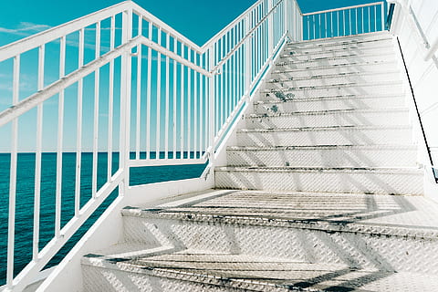schody, architektura, schodiště, stavba, zábradlí, nikdo, bílá barva, den, Příroda, schodiště a schodiště, venku, voda, spojení, modrý, moderní, vysoký úhel pohledu, vzor, město, pěšina, most, kov, 1080P, CC0, veřejná doména, bez autorských práv