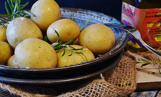 kentang di atas piring, kentang, Sayuran, Timi, minyak, minyak zaitun, garam, rempah-rempah, menggoreng, kentang goreng, kentang rebus, mentah, makanan, bahan, makan, pasar, nutrisi, catatan publik, pembelian, tanaman baru, pertanian, pasar petani lokal, kentang muda, memasak, uap, dapur, foodfoto, fotografi makanan, makanan dan minuman, makan sehat, kesegaran, kesejahteraan, peralatan dapur, wadah, tidak ada orang, buah, masih hidup, keranjang, sayur-mayur, dalam ruangan, merapatkan, peralatan Rumah tangga, mangkuk, hari, meja, alat makan, 5K, CC0, domain publik, bebas royalti