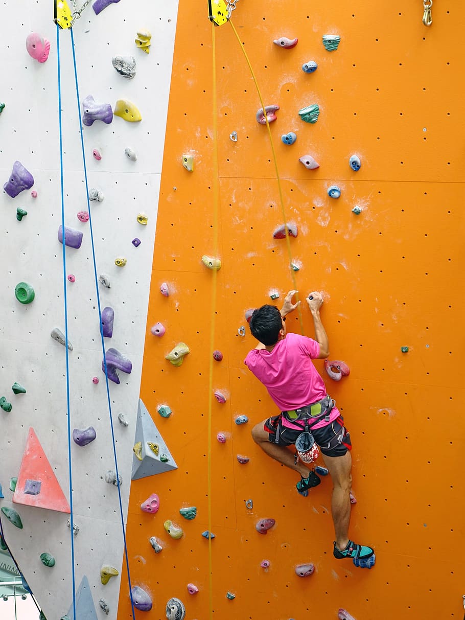 mand, væg, klatring, reb, rappelling, klippe, ekstrem, sport, aktivitet, rekreation, indendørs, uddannelse, styrke, koncentration, bodybuilding, udstyr, bjergbestigning, klatrevæg, fuld længde, fritidsaktivitet, sund livsstil, ekstrem sport, udøver, livsstil, herrer, mennesker, beslutsomhed, eventyr, hånd, øver sig, indsats, dygtighed, erobre modgang, sikkerheds sele, 4K