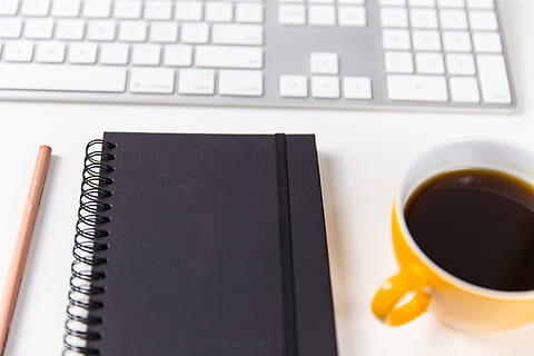 tasse à café, carnet, crayon, blanc, clavier d'ordinateur, La technologie, affaires, ordinateur, designer, Bureau, travail, tasse, café - boisson, portable, table, bloc note, équipement, boisson, l'Internet, pc, agresser, café, à l'intérieur, rafraîchissement, équipement informatique, Nourriture et boisson, la communication, clavier, personne, fermer, nature morte, lien, Technologie sans fil, boisson chaude, 4K, CC0, domaine public, libre de droits