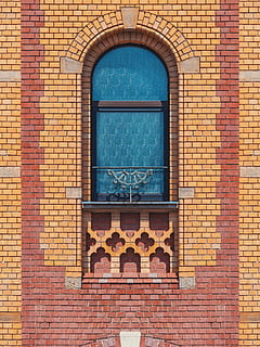 vermell, groc, pintat, edifici, tancat, negre, gris, finestra de vidre, maçoneria, finestra, façana, exterior, maó, urbà, ciutat, simetria, vell, taronja, arquitectura, paret de maó, estructura construïda, paret, exterior de l'edifici, arc, cap gent, dia, funció de construcció de parets, vista d’angle baix, a l'aire lliure, patró, blau, barri residencial, vidre - material, marc complet, marc de finestra, 4K, CC0, domini públic, lliure de regalies