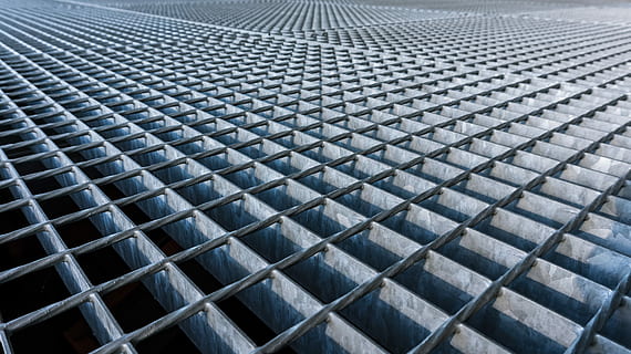 grauer Metallrahmen, Gitter, Metall, Eisen, Muster, Struktur, Metallgitter, stehlen, Vollbild, Hintergründe, gestalten, keine Leute, texturiert, Design, Wiederholung, Geometrische Figur, Nahansicht, Industrie, in einer Reihe, abstrakt, erneuerbare Energie, die Architektur, große gruppe von gegenständen, Umweltschutz, Technologie, Struktureffekt, silberfarben, Legierung, 5K, CC0, gemeinfrei, lizenzfrei