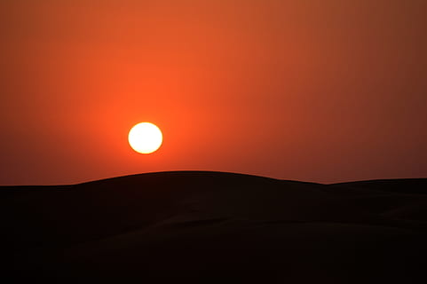 ple, lluna, negre, muntanya, posta de sol, vermell, cel, sol, resplendor, vermell, cel, cel de la nit, abendstimmung, taronja, romanç, sonnenhugel, paisatges, desert, sorra, duna de sorra, escenics, naturalesa, a l'aire lliure, bellesa a la natura, tranquil·litat, escenics - natura, color taronja, escena tranquil·la, cap gent, idíl·lic, paisatge, medi ambient, silueta, escena no urbana, còpia espai, cercle, terra, clima àrid, clima, eclipsi, 4K, CC0, domini públic, lliure de regalies