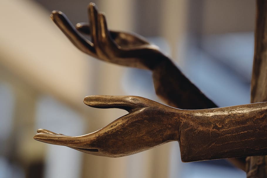 rot, hölzern, Hand Statue, Bronze-, Nahansicht, Hände, Makro, Skulptur, Statue, Fokus auf den Vordergrund, keine Leute, Tier, Kunst, Kunst und Handwerk, Tag, selektiver Fokus, Tierdarstellung, drinnen, Metall, Tierthemen, Schuh, Darstellung, alt, Seitenansicht, hängend, Säugetier, 1080P