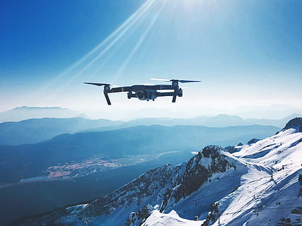 Weiß, Quadcopter-Drohne, fliegend, Schneeberg, tagsüber, grau, Flug, mavic, Profi, yulong, Berg, Drohne, Himmel, Schnee, Flugzeug, Luftfahrzeug, Transport, Transportart, Flugreisen, Reise, Blau, Gebirge, Transportmittel, in der Luft, Winter, Natur, Szenen - Natur, Tag, Sonnenlicht, kalte Temperatur, Schönheit in der Natur, keine Leute, Linseneffekt, draußen, schneebedeckter Berg, Luft-und Raumfahrtindustrie, Ebene, 4K, CC0, gemeinfrei, lizenzfrei
