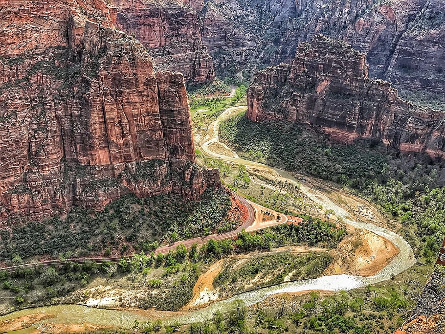 carretera, paisatge, naturalesa, aigua, canyon, penya-segats, la llum del dia, erosió, formació geològica, geologia, idíl·lic, muntanya, Parc Nacional, a l'aire lliure, parc, riu, roques, gres, escènic, vista, turisme, tranquil, viatjar, arbres, formació de roca, arbre, bellesa a la natura, planta, rock, escenics - natura, dia, tranquil·litat, rock - object, cap gent, medi ambient, escena tranquil·la, escena no urbana, sòlid, terra, formació, erosionat, 4K