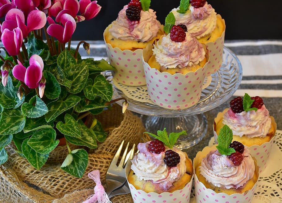 cupcakes a la pantalla, cupcake, muffin, pastís, caramels, cafè, beure cafè, invitació, tarta, decoracions de pastissos, crema, mascarpone, cobert, baies, enfornar, confiserie, dolç, menjar, festa de cafè, forma, postres, plat dolç, pastes, calories, deliciós, farina, sucre, mantega, ou, massa, ingredients, preparació, artesania, foodfoto, fotografia de menjar, menjar i beguda, frescor, menjar dolç, cap gent, primer pla, indulgència, planta, fruites de baies, a l'interior, full, llest per menjar, flor, planta amb flors, multicolor, natura morta, maduixa, temptació, 5K