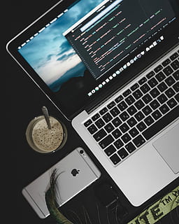 tila, harmaa, Iphone 6, kuppi, täynnä, kahvi, kannettava tietokone, hopea macbook, ammattilainen, vieressä, 6s, tietokone, MacBook, kuvaruutu, koodi, tekniikka, yhteys, viestintä, virvoke, juoda, langaton tekniikka, muki, kahvijuomaa, ruoka ja juoma, kahvikuppi, pöytä, tietokonelaitteisto, sisällä, ei ihmisiä, korkea kulma, kannettava tietoväline, näppäimistö, 4K, CC0, public domain, rojaltivapaa