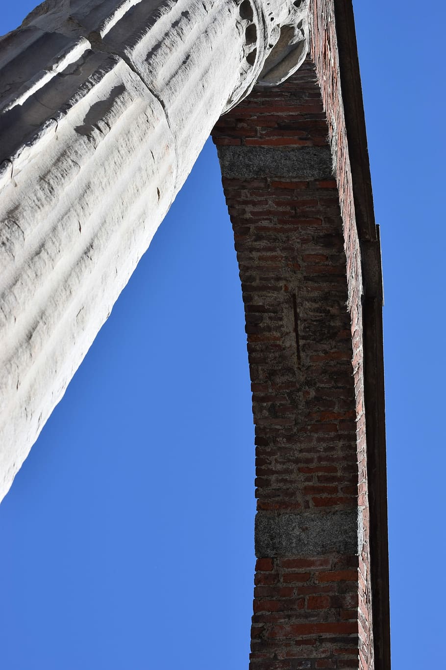 columnes, romànic, arc, temps, Milà, Sant Lorenzo, columnata, estructura construïda, arquitectura, blau, vista d’angle baix, història, exterior de l'edifici, cel, cel clar, cap gent, dia, naturalesa, el passat, destinacions de viatge, edifici, còpia espai, a l'aire lliure, vell, viatjar, antic, columna arquitectònica, maó, civilització antiga, 2K