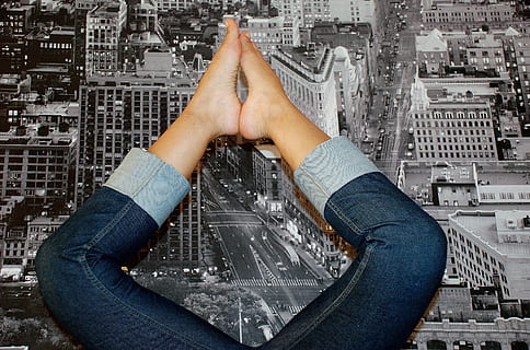 Person, tragen, Blau, Jeans, lügen, Graustufenfoto, Baumatte, feat, Spaß, Hintergrund, Modell-, Beine, Cowgirl, Modellbau, Bein, Zuhause, Haus, Stadt, Hausbau, Fenster, Auto, Aktion, Struktur, Stadtbild, Silhouette, die Architektur, eine Person, gebaute Struktur, Gebäudehülle, menschliches Körperteil, Körperteil, Legere Kleidung, draußen, Transport, Frau, echte Menschen, Erwachsene, Tag, Gebäude, Straße, Wasser, Lebensstile, digitaler Verbund, Wolkenkratzer, menschliches Glied, 2K, CC0, gemeinfrei, lizenzfrei